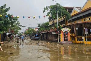 Phố cổ Hội An đầy bùn non và rác sau khi nước lũ rút.
