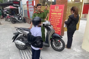 Hình ảnh cậu bé không chịu đi học được mẹ chở đến đồn Công an nhờ "hỗ trợ". Ảnh chụp Fanpage Công an phường An Khê. 