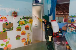 Bộ đội phun khử khuẩn trường mầm non sau lũ. 