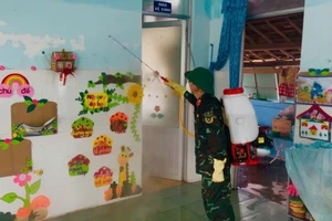 Bộ đội phun khử khuẩn trường mầm non sau lũ. 