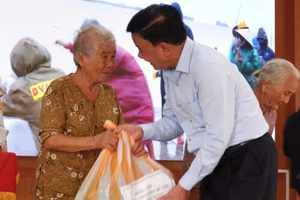 Thường trực Ban Bí thư Trần Cẩm Tú tặng quà cho người dân vùng lũ. 