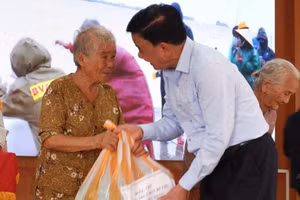 Thường trực Ban Bí thư Trần Cẩm Tú tặng quà cho người dân vùng lũ. 