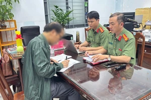 Lực lượng Công an lập biên bản xử lý vụ việc với ông D.D.H. Ảnh: CACC