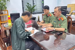 Lực lượng Công an lập biên bản xử lý vụ việc với ông D.D.H. Ảnh: CACC