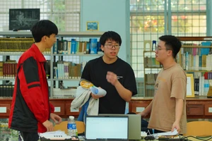 Các thí sinh trao đổi trước khi bước vào cuộc thi. 