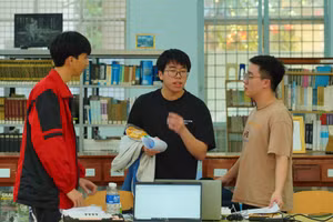 Các thí sinh trao đổi trước khi bước vào cuộc thi. 