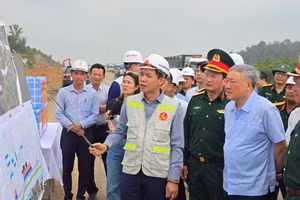 Phó Thủ tướng Thường trực Nguyễn Hòa Bình nghe báo cáo về tiến độ thực hiện dự án. 