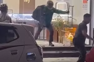 Hình ảnh ghi lại cảnh cướp tiệm vàng ở Đà Nẵng. (Ảnh cắt clip)