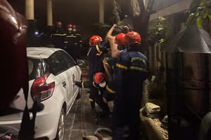 Lực lượng chữa cháy tiếp cận hiện trường. 