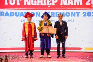 Sinh viên đạt danh hiệu Thủ khoa Ngành Quản trị kinh doanh được tặng Giấy khen của Giám đốc Đại học Đà Nẵng.