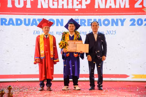 Sinh viên đạt danh hiệu Thủ khoa Ngành Quản trị kinh doanh được tặng Giấy khen của Giám đốc Đại học Đà Nẵng.