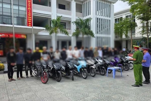 Công an tống đạt quyết định khởi tố, bắt tạm giam những thanh niên liên quan vụ gây rối trật tự trên đường phố Đà Nẵng.