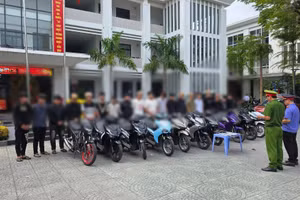 Công an tống đạt quyết định khởi tố, bắt tạm giam những thanh niên liên quan vụ gây rối trật tự trên đường phố Đà Nẵng.