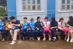 Học sinh IEC Quảng Ngãi giao lưu cùng các bạn Trường Tiểu học Hòa Phú.