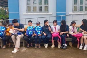 Học sinh IEC Quảng Ngãi giao lưu cùng các bạn Trường Tiểu học Hòa Phú.