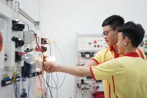 Sinh viên Trường Cao đẳng Miền Trung trong giờ thực hành.