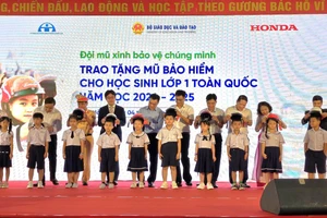 Trao tặng mũ bảo hiểm cho học sinh lớp 1. 