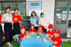 Cô trò Trường Mầm non Hoa Phượng Đỏ trong Lễ kỷ niệm 80 năm Ngày Quốc khánh.