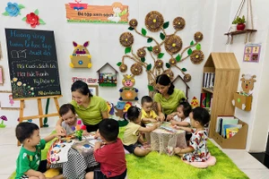 Cô trò Trường Mầm non Hoa Phượng Đỏ.