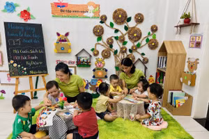 Cô trò Trường Mầm non Hoa Phượng Đỏ.