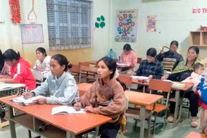 Các học viên trong lớp học xóa mù chữ do cô giáo trẻ Đào Thị Thanh Tâm giảng dạy.