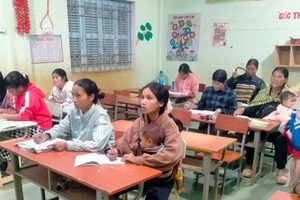 Các học viên trong lớp học xóa mù chữ do cô giáo trẻ Đào Thị Thanh Tâm giảng dạy.