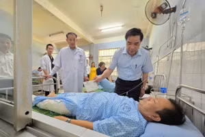 Ông Lê Văn Dũng, Chủ tịch UBND tỉnh Quảng Nam thăm hỏi nạn nhân bị thương trong vụ tai nạn.