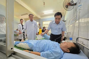Ông Lê Văn Dũng, Chủ tịch UBND tỉnh Quảng Nam thăm hỏi nạn nhân bị thương trong vụ tai nạn.