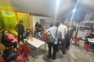 Lực lượng Công an khống chế những kẻ mua bán người. Ảnh: CACC