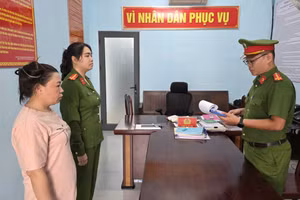 Công an tống đạt Quyết định tạm giữ và Lệnh bắt người bị giữ trong trường hợp khẩn cấp đối với Phạm Thị Hồng Phúc. Ảnh: Công an