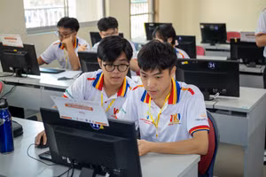 Kỳ thi thu hút gần 1000 thí sinh tham gia.