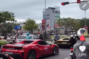 Hình ảnh đoàn "xế xịn" nối đuôi nhau vượt đèn đỏ ở Đà Nẵng.