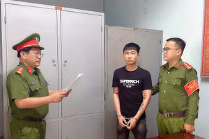 Phan Hồng Thiện tại cơ quan Công an. Ảnh: Công an cung cấp