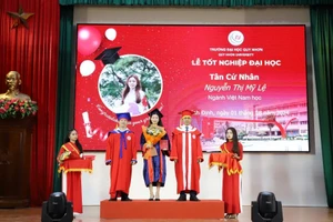 PGS.TS Đoàn Đức Tùng (thứ 2, từ phải sang) và TS Nguyễn Đình Khoa – Phó trưởng khoa Khoa KHXH&NV trao bằng, tặng hoa chúc mừng các tân cử nhân ngành Việt Nam học.