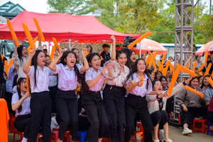 Học sinh trải nghiệm các hoạt động tại chương trình. 