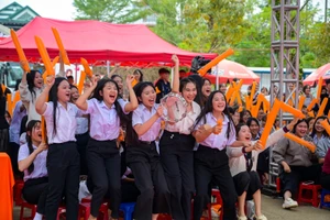 Học sinh trải nghiệm các hoạt động tại chương trình. 