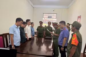 Cơ quan Công an tống đạt các quyết định khởi tố 4 bị can. (Ảnh: CACC)