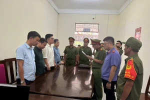 Cơ quan Công an tống đạt các quyết định khởi tố 4 bị can. (Ảnh: CACC)