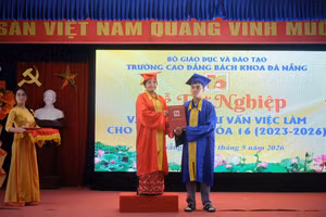 TS Nguyễn Thị Kim Phượng, Chủ tịch HĐQT Trường Cao đẳng Bách khoa Đà Nẵng trao bằng tốt nghiệp cho sinh viên.