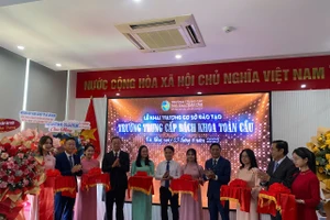Nghi thức cắt băng khai trương cơ sở đào tạo Trường Trung cấp Bách khoa Toàn Cầu tại Đà Nẵng.