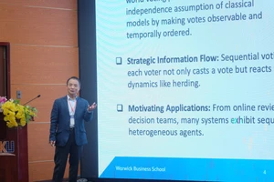 GS Bo Chen (Đại học Warwick, Vương quốc Anh) trình bày tại chương trình.