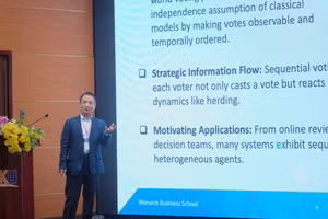 GS Bo Chen (Đại học Warwick, Vương quốc Anh) trình bày tại chương trình.