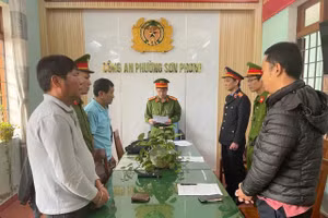 Công an tống Quyết định khởi tố bị can, thi hành Lệnh bắt bị can để tạm giam đối với bị can Võ Hữu Dũng và Lê Văn Được. Ảnh: CACC