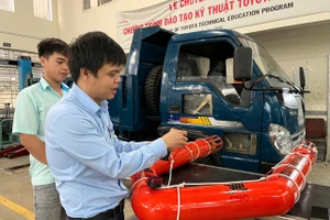 Phao cứu sinh điều khiển từ xa do thầy và trò Trường Cao đẳng Đà Nẵng chế tạo. 