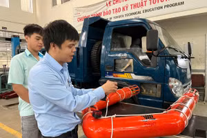 Phao cứu sinh điều khiển từ xa do thầy và trò Trường Cao đẳng Đà Nẵng chế tạo. 