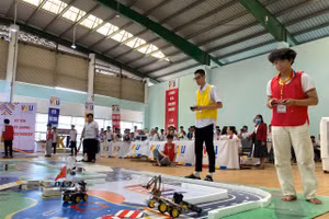 Các đội bắt đầu tranh tài tại Vòng chung kết.