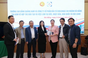 Đại diện Trường Cao đẳng Quảng Nam và Công ty Cổ phần Đầu tư Eholdings – Chi nhánh Đà Nẵng ký thỏa thuận hợp tác trong các lĩnh vực.