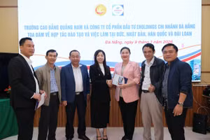 Đại diện Trường Cao đẳng Quảng Nam và Công ty Cổ phần Đầu tư Eholdings – Chi nhánh Đà Nẵng ký thỏa thuận hợp tác trong các lĩnh vực.