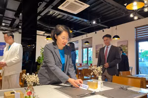 Lan toả thông điệp kêu gọi các khách sạn, nhà hàng chung tay thực thi quy định môi trường không khói thuốc.