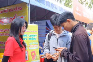 Trường Cao đẳng Đại Việt Đà Nẵng tư vấn cho sinh viên. 